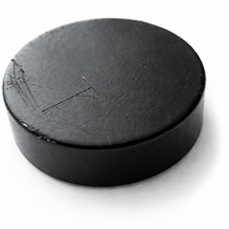 Poškriabaný epoxidový povrch magnetu