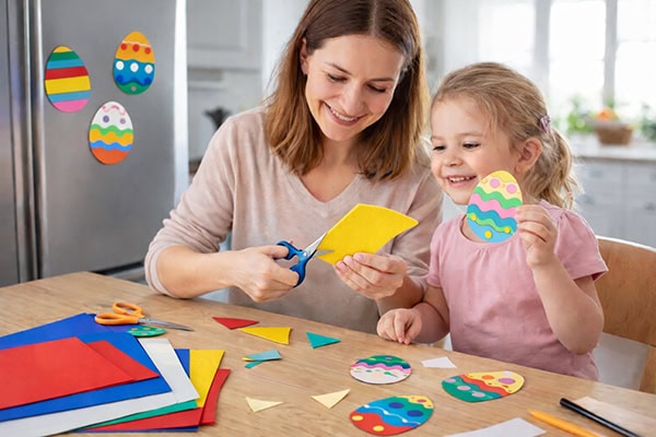 Mama s dieťaťom vyrábajú veľkonočné dekorácie