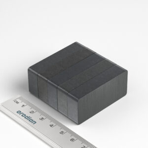 feritový magnet kváder 48×22×10 mm,
  trieda Y30BH