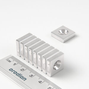 Neodýmový magnet kváder 15×15×4 mm s dierou M4 (južný pól na strane s priehlbinou) - N38