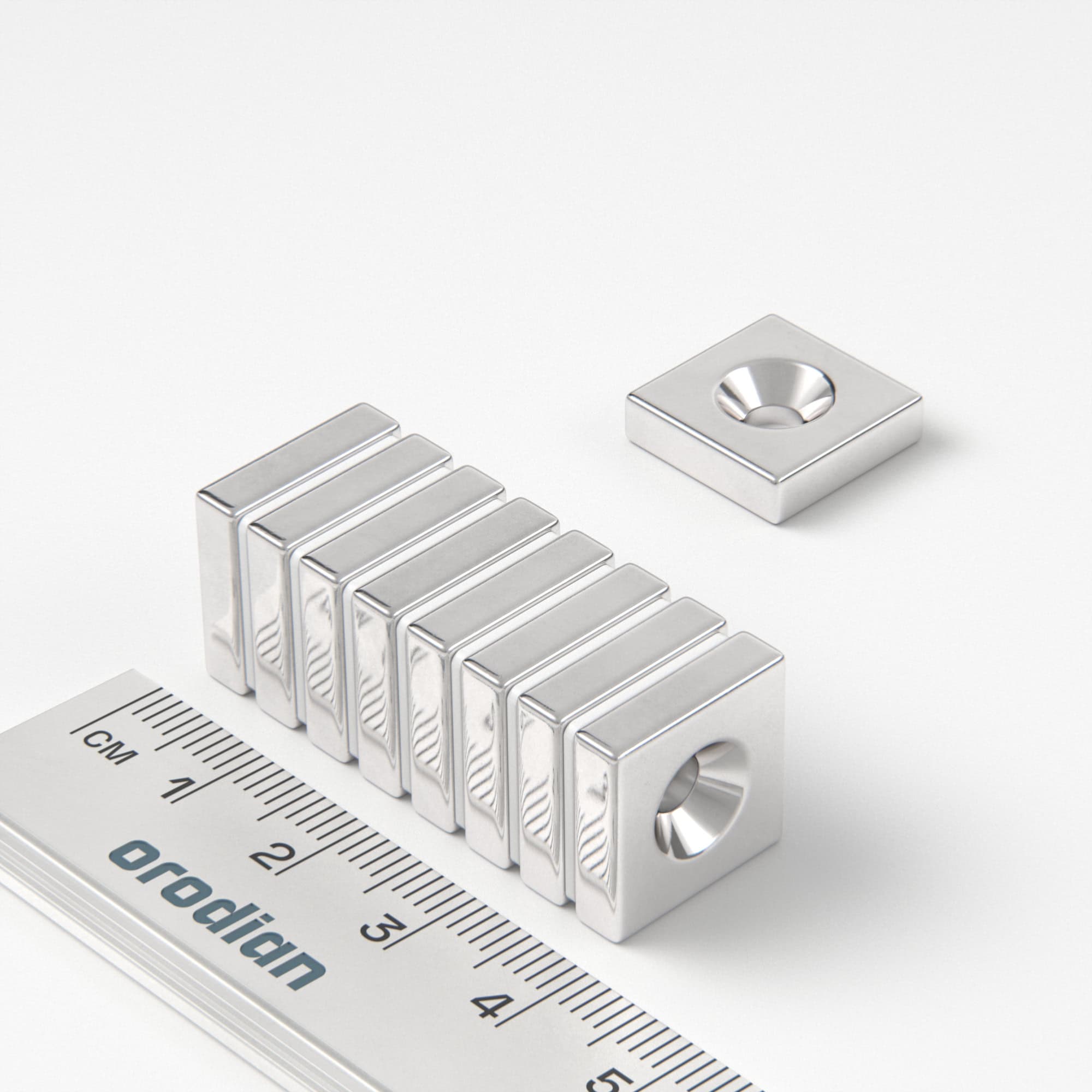 Neodýmový magnet kváder 15×15×4 mm s dierou M4 (severný pól na strane s priehlbinou) - N38