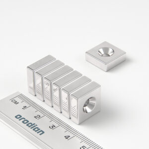 Neodýmový magnet kváder 15×15×5 mm s dierou M4 (južný pól na strane s priehlbinou) - N38