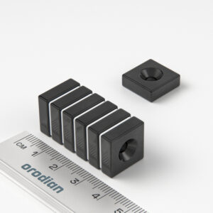 Neodýmový magnet kváder 15×15×5 mm s dierou M4 (severný pól na strane s priehlbinou) epoxy - N42