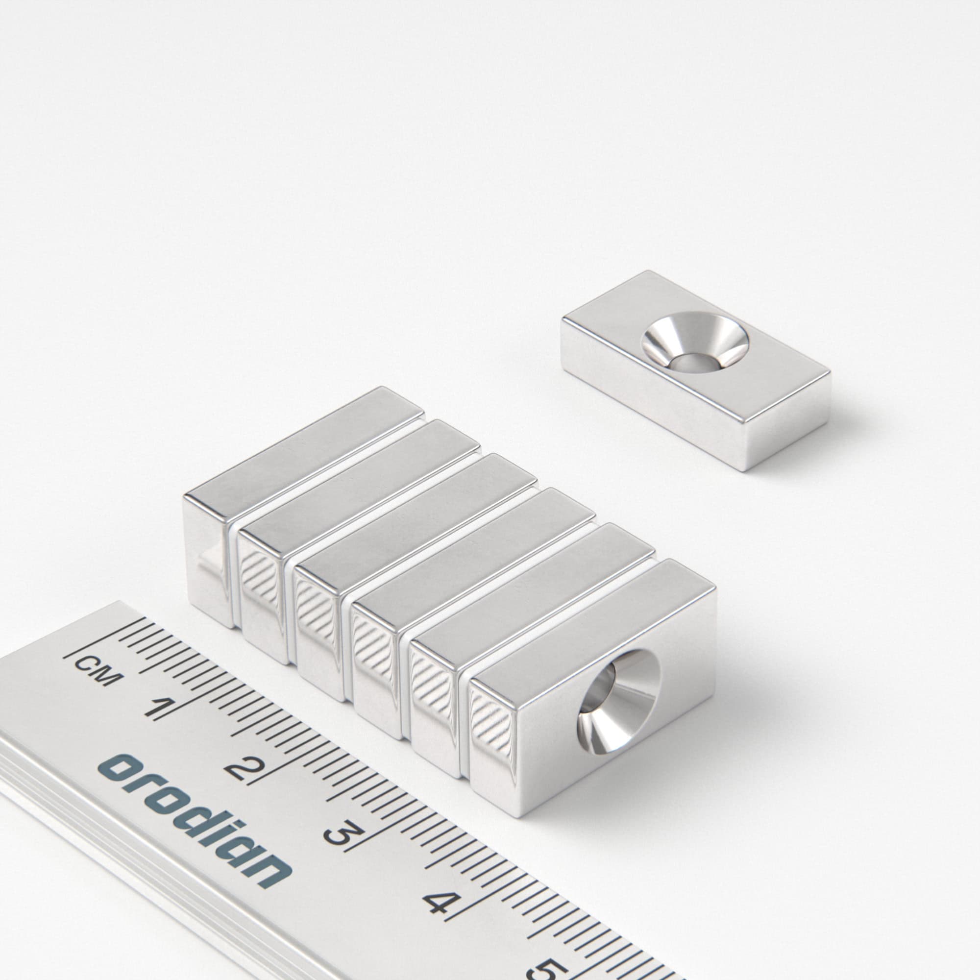 Neodýmový magnet kváder 20×10×5 mm s dierou M4 (južný pól na strane s priehlbinou) - N38