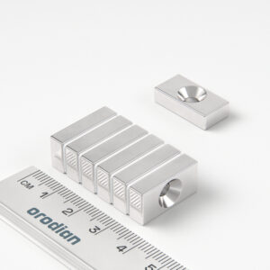 Neodýmový magnet kváder 20×10×5 mm s dierou M4 (severný pól na strane s priehlbinou) - N38