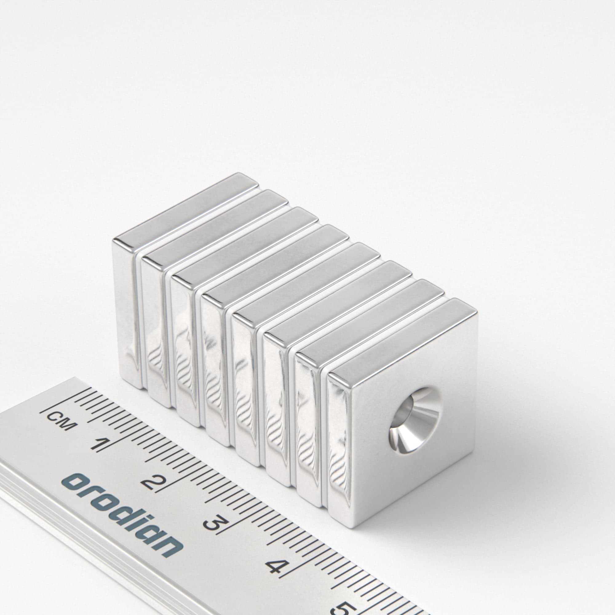 Neodýmový magnet kváder 20×20×4 mm s dierou M4 (južný pól na strane s priehlbinou) - N38