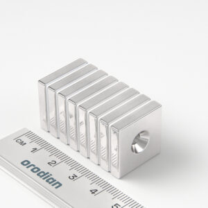 Neodýmový magnet kváder 20×20×4 mm s dierou M4 (severný pól na strane s priehlbinou) - N38