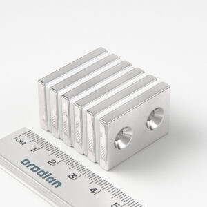 Neodýmový magnet kváder 30×20×4 mm s 2 dierami M4 (južný pól na strane s priehlbinami) - N38