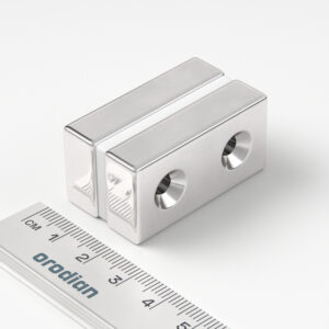 Neodýmový magnet kváder 40×20×10 mm s 2 dierami M4, obojstranný - N38