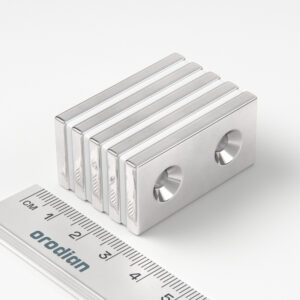 Neodýmový magnet kváder 40×20×4 mm s 2 dierami M4 (severný pól na strane s priehlbinami) - N38