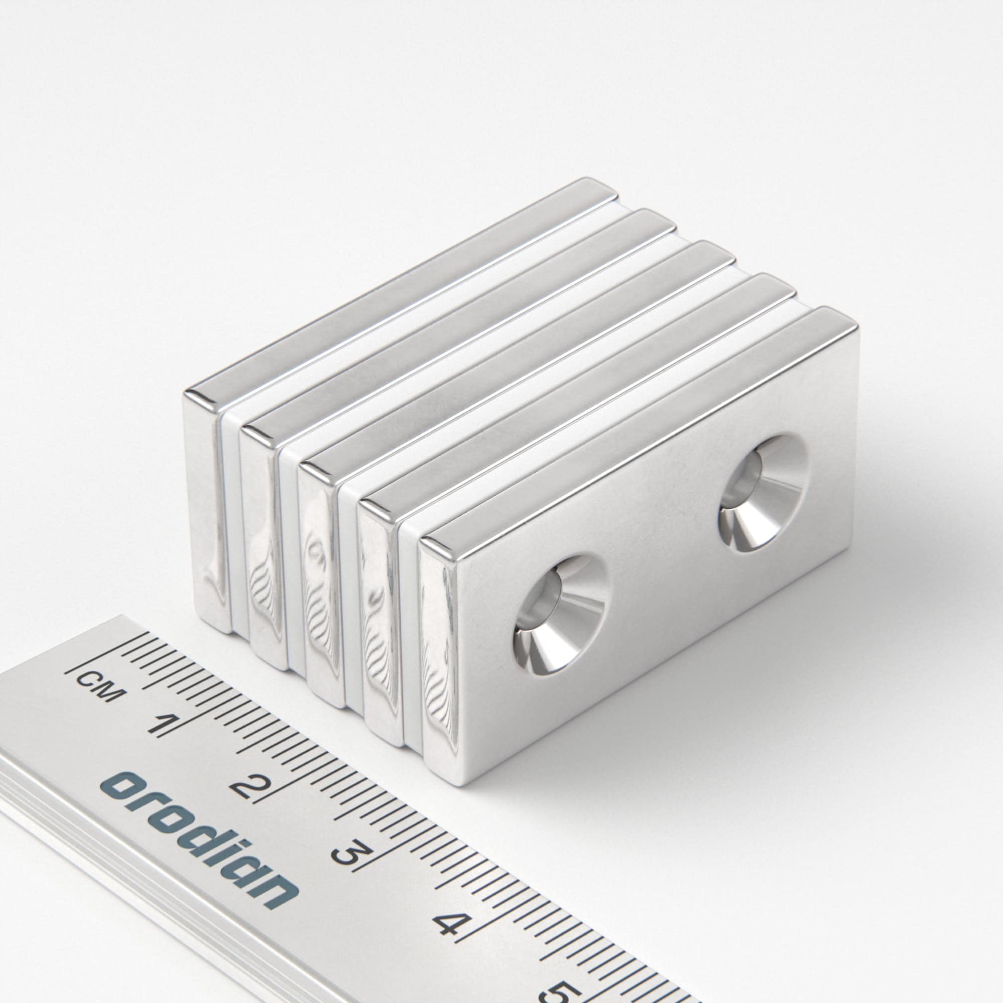 Neodýmový magnet kváder 40×20×4 mm s 2 dierami M4 (severný pól na strane s priehlbinami) - N38