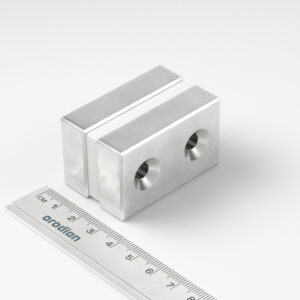 Neodýmový magnet kváder 50×30×13 mm s 2 dierami M6 (južný pól na strane s priehlbinami) - N45