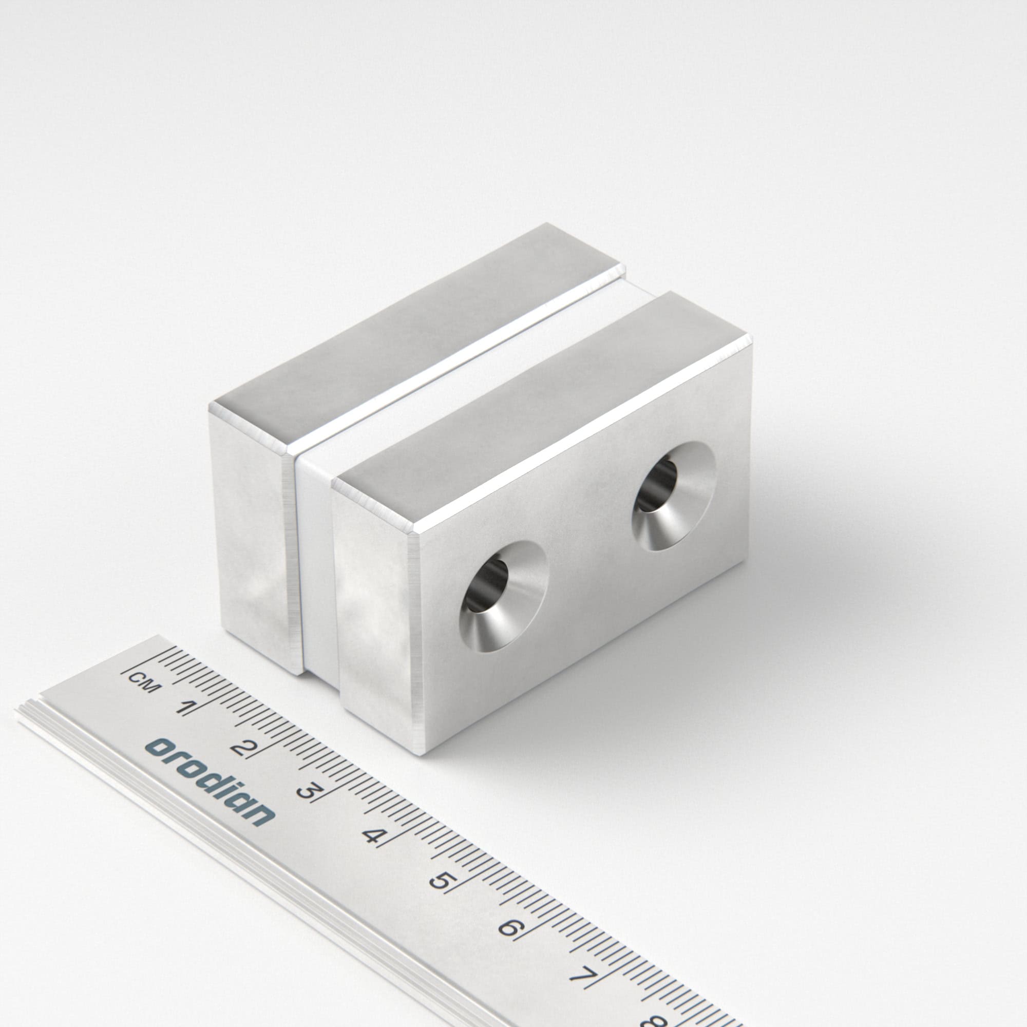 Neodýmový magnet kváder 50×30×13 mm s 2 dierami M6 (južný pól na strane s priehlbinami) - N45