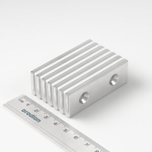 Neodýmový magnet kváder 60×20×4 mm s 2 dierami M4 (severný pól na strane s priehlbinami) - N38