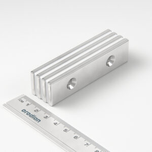 Neodýmový magnet kváder 80×20×4 mm s 2 dierami M4 (južný pól na strane s priehlbinami) - N38