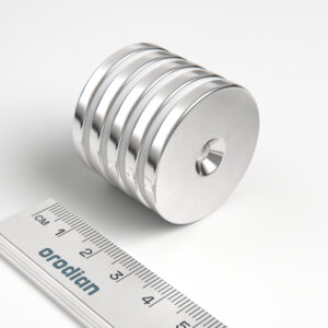Neodýmový magnet valec 34×4 mm s dierou M4 (severný pól na strane s priehlbinou) - N38
