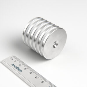 Neodýmový magnet valec 42×4 mm s dierou M4 (južný pól na strane s priehlbinou) - N38
