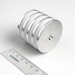 Neodýmový magnet valec 50×4 mm s dierou M4 (severný pól na strane s priehlbinou) - N38